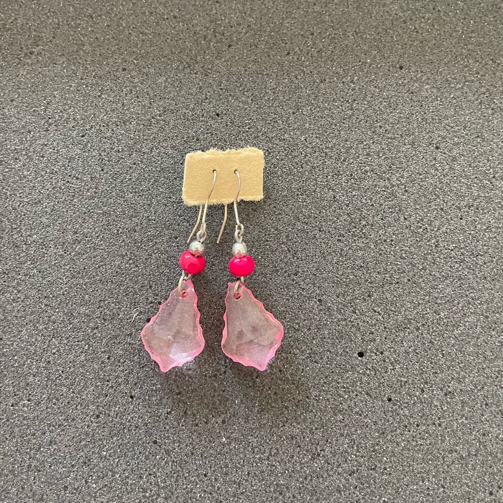 New has not been worn. Pink & silver earrings.